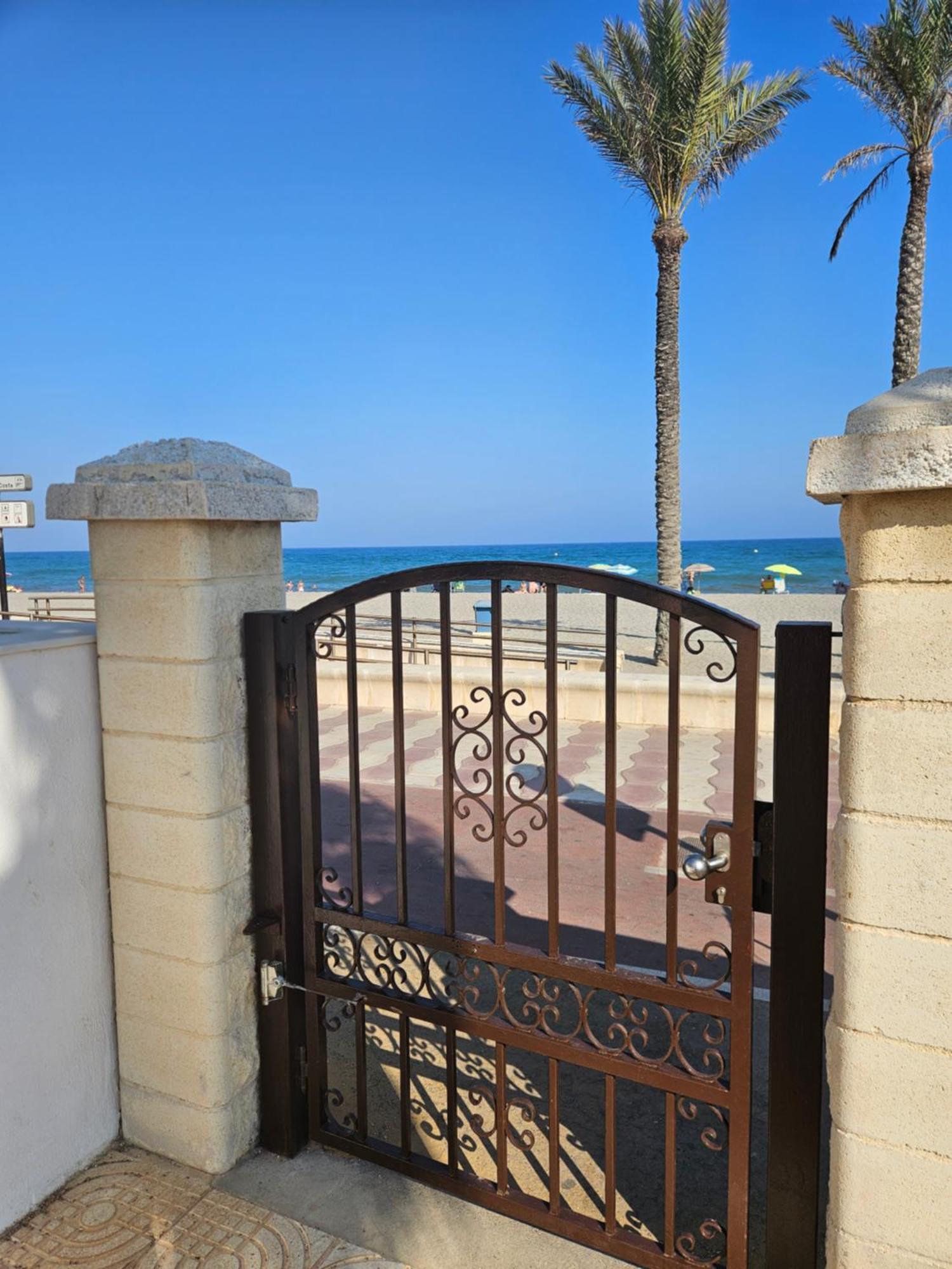 Tropicana Apartment *